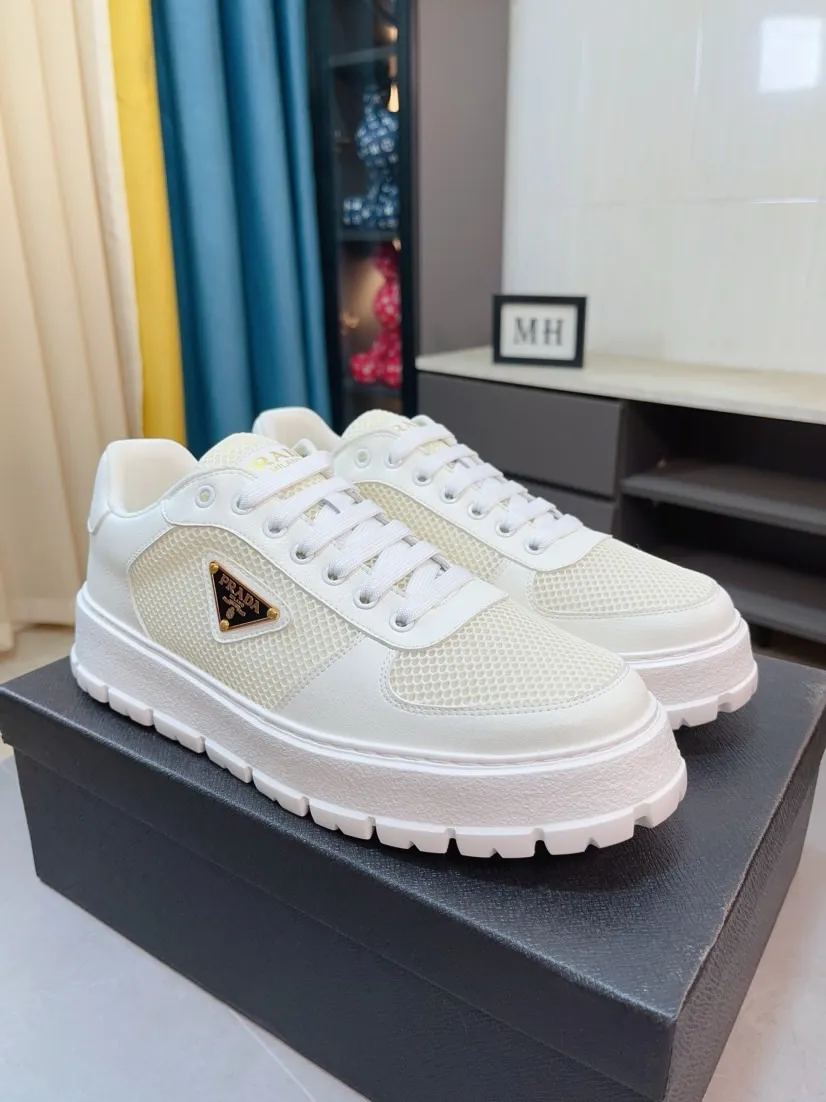 Men's shoes 💰440🌹🌹Prada 〈prada〉 luxury and fashionable high-end products ✊🔥The perfect last shape and top-notch handcrafting make this shoe immediately create a strong aristocratic atmosphere. Imported first-layer cowhide with brogue carving crafts💋Genuine leather lining🎶Rubber combination outsole specially imported from France for leather shoes😍Color: Mysterious Black☕️Size 38～44